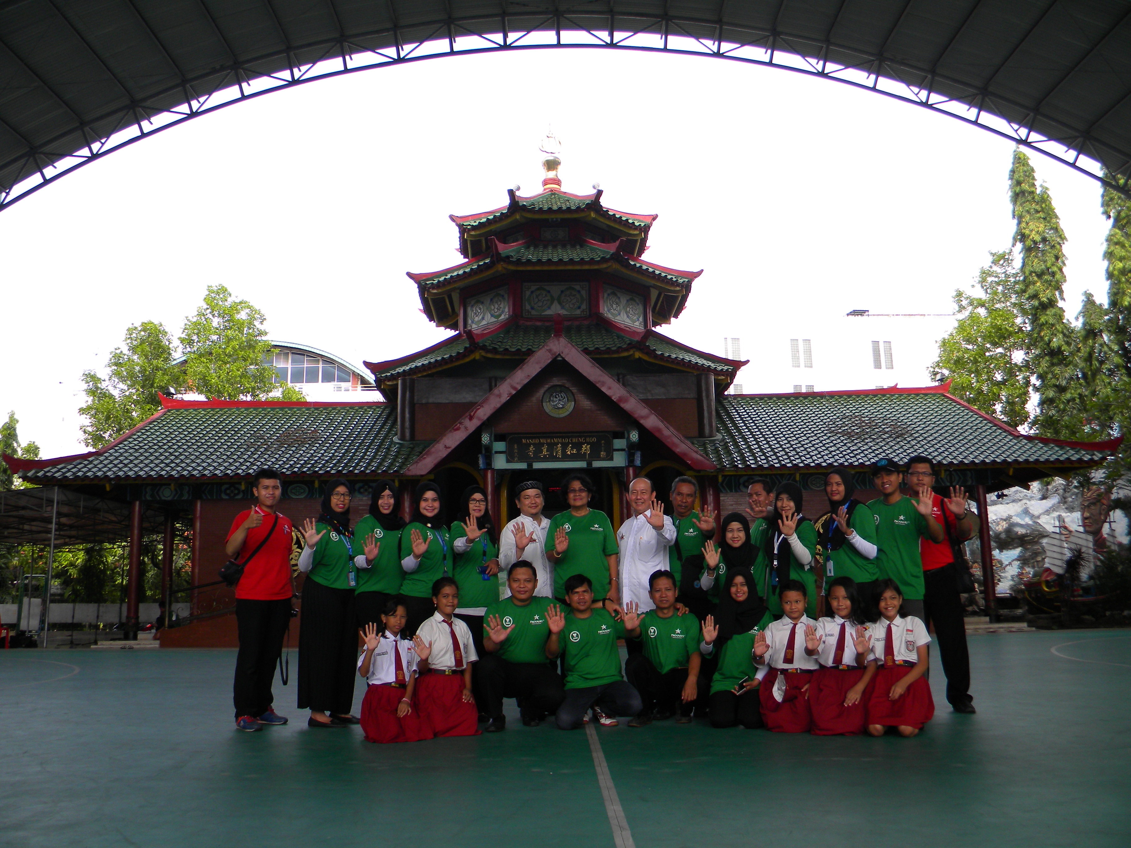 Para Pengurus Masjid Cheng Hoo Surabaya, berfoto bersama dengan seluruh pegawai BNN Surabaya serta siswi dari SDN Kapasari 8 Surabaya.