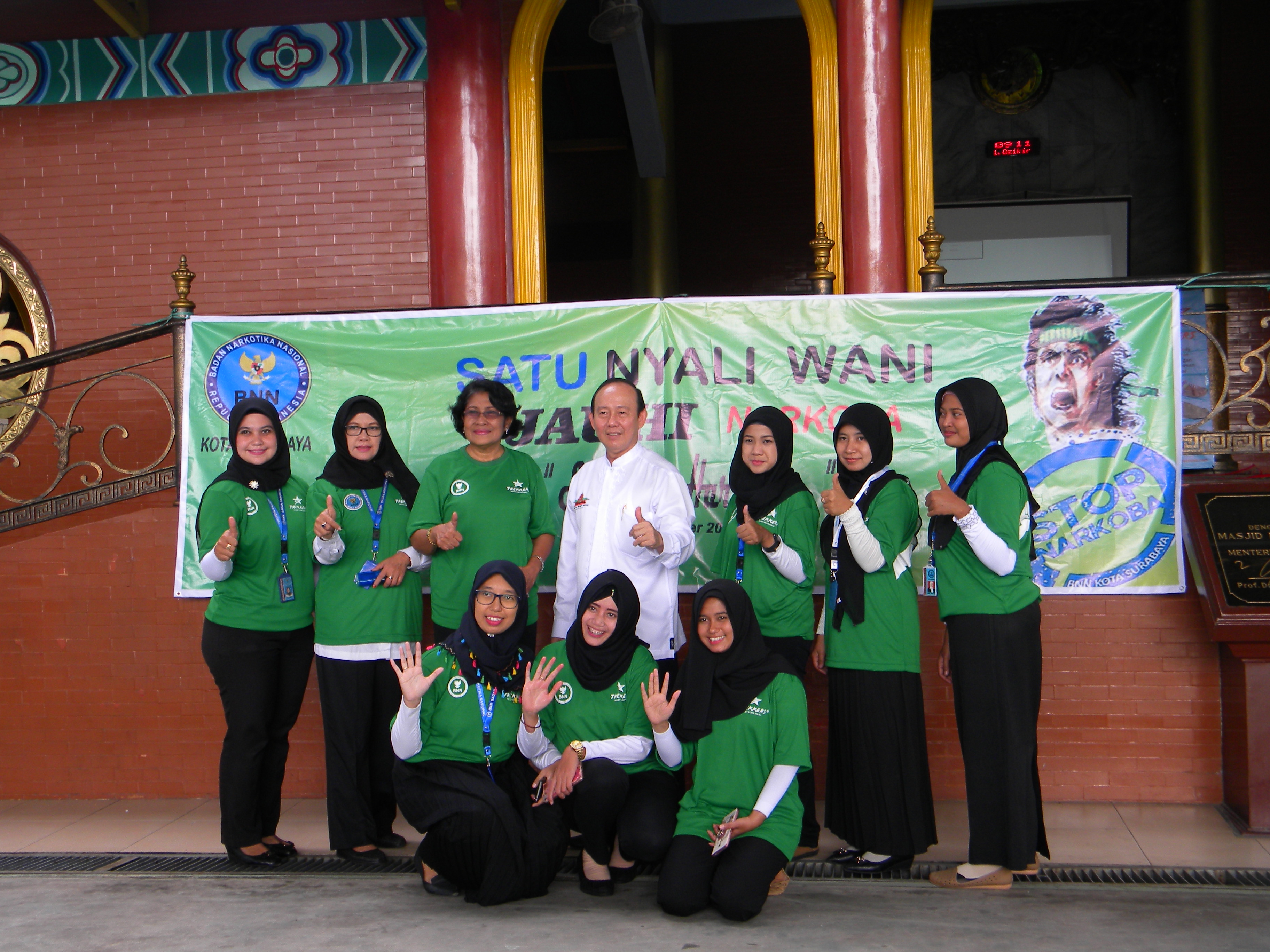 Ketua Umum Masjid Cheng Hoo Surabaya, berfoto bersama pegawai BNN Surabaya, Kamis (21/12).