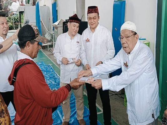 HMY Bambang Sujanto menyerahkan zakat mal.
