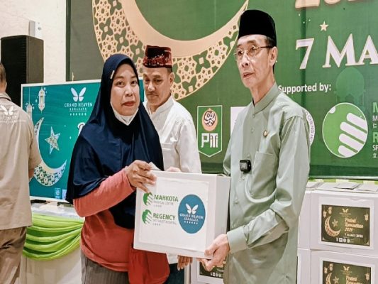 Tung Tung, Pimpinan Grand Heaven Surabaya, membagikan Paket Sembako, Sabtu (7/3/2026).