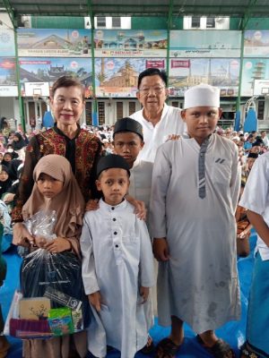 Ibu Dewi bersama Bambang Sujanto berpose bersama anak Yatim.