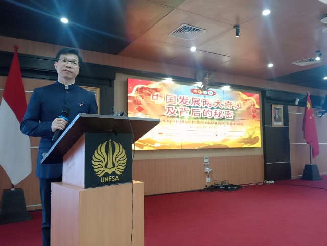 Ye Su saat memberikan kuliah umum di Unesa.