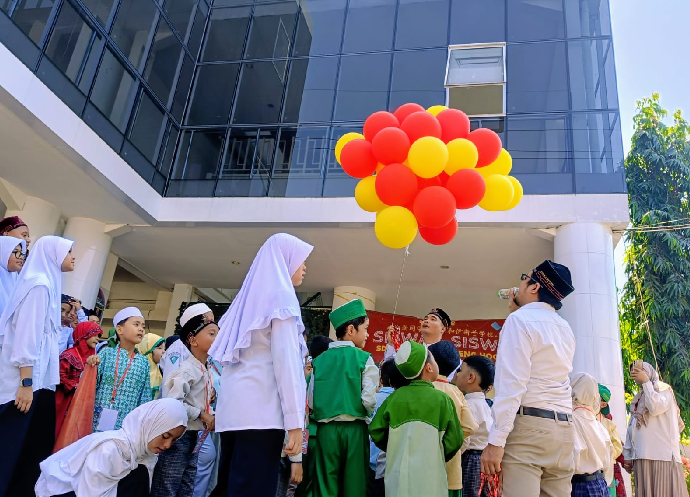 Siswa dan Guru SDI Cheng Hoo melepas balon sebagai simbol dinulainya MPLS TA2026-2027.