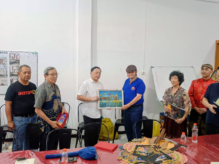 Wang Yuan, ketua rombongan Asosiasi Seni Xiamen (tiga dari kiri), menerima cinderamata dari Rasmono Sudarjo, Ketua Art Culture Community.