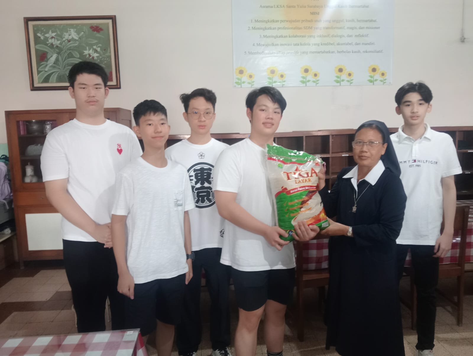 Secara simbolik Suster Ruth menerima bantuan.