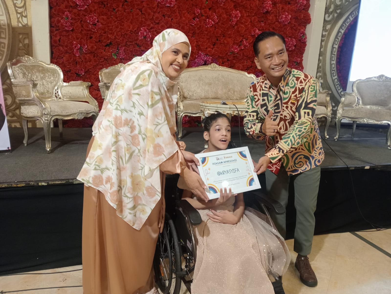 Aris Budiman (kanan) menyerahkan piagam penghargaan kepada Syifaa yang didampingi sang bunda, Samirah.