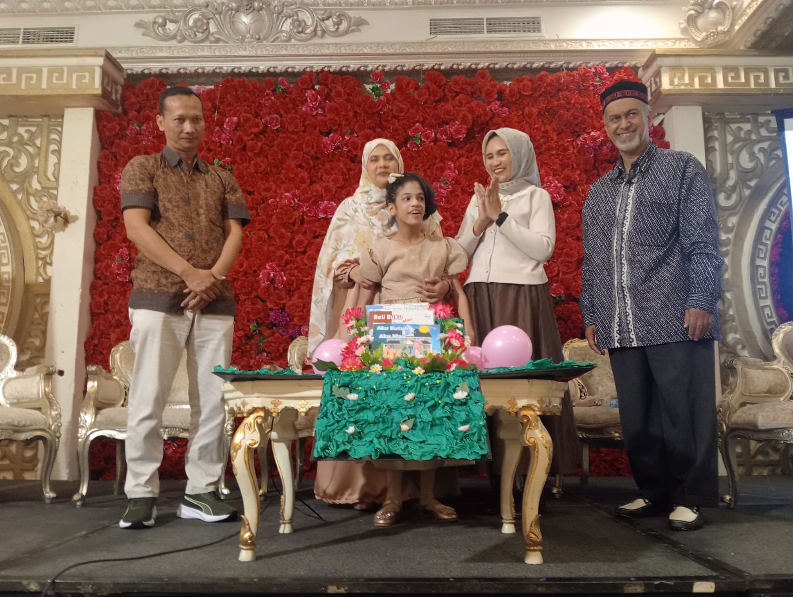 Syifaa melaunching tiga buka didampingi sang ayah Bapak Quetly (kanan) dan sang ibu Samirah (tiga dari kanan).