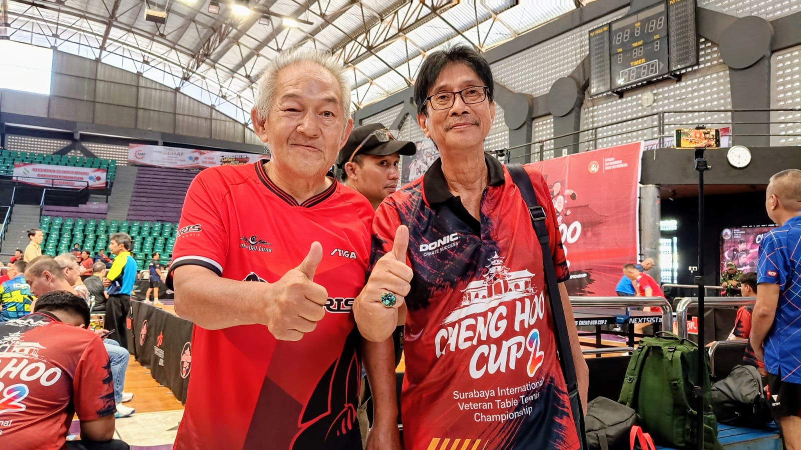 H. Siswondo Necky, Ketua Pelaksana Cheng Hoo Cup 2, bersama atlet Tionghoa legendaris Sinyo Supit yang hadir di Cheng Hoo Cup 2