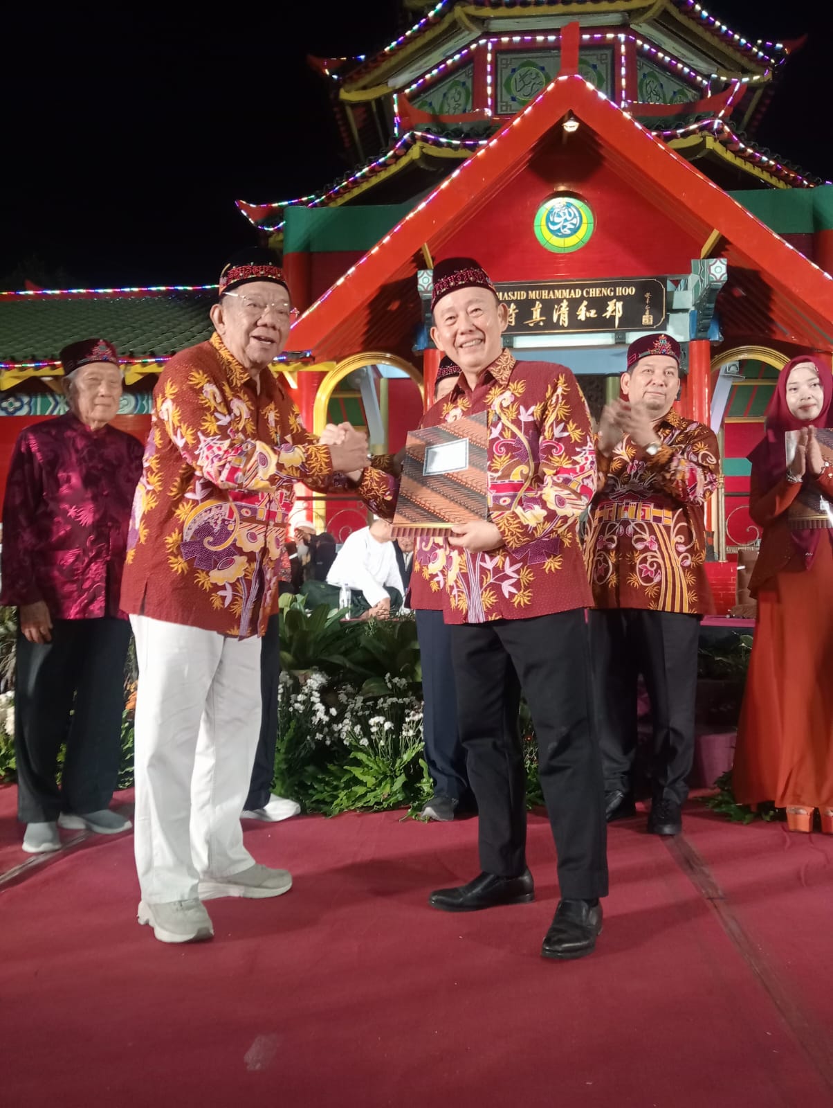 H.M.Y Bambang Sujanto (kiri) menyerahkan surat pengangkatan H.A. Nurawi sebagai Dewan Pembina YHMCHI.